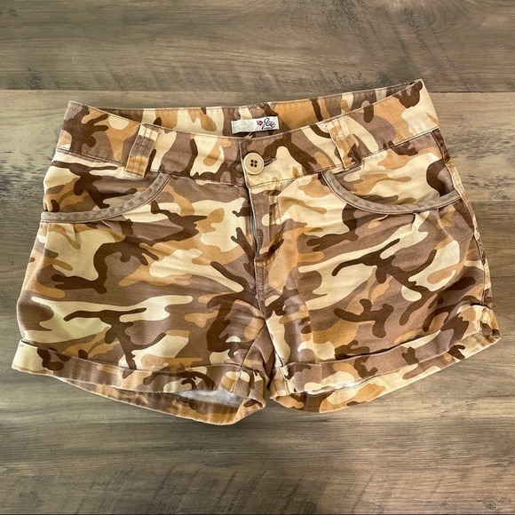 𝅺joie California Brown Twill Camo Shortie Shorts - Picture 1 of 4